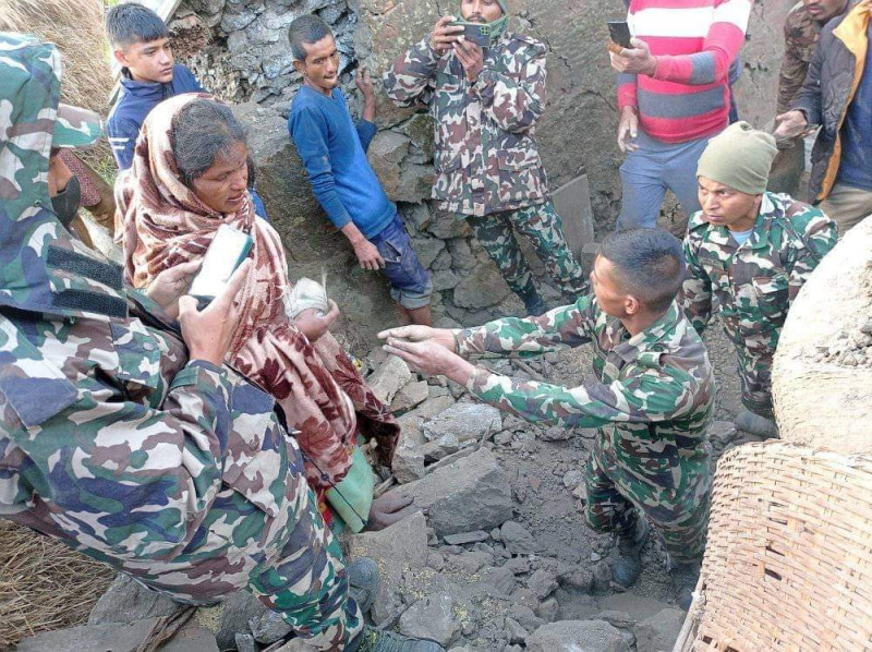 डोटीमा भूकम्प, उद्धारमा सेना (तस्वीरहरू)